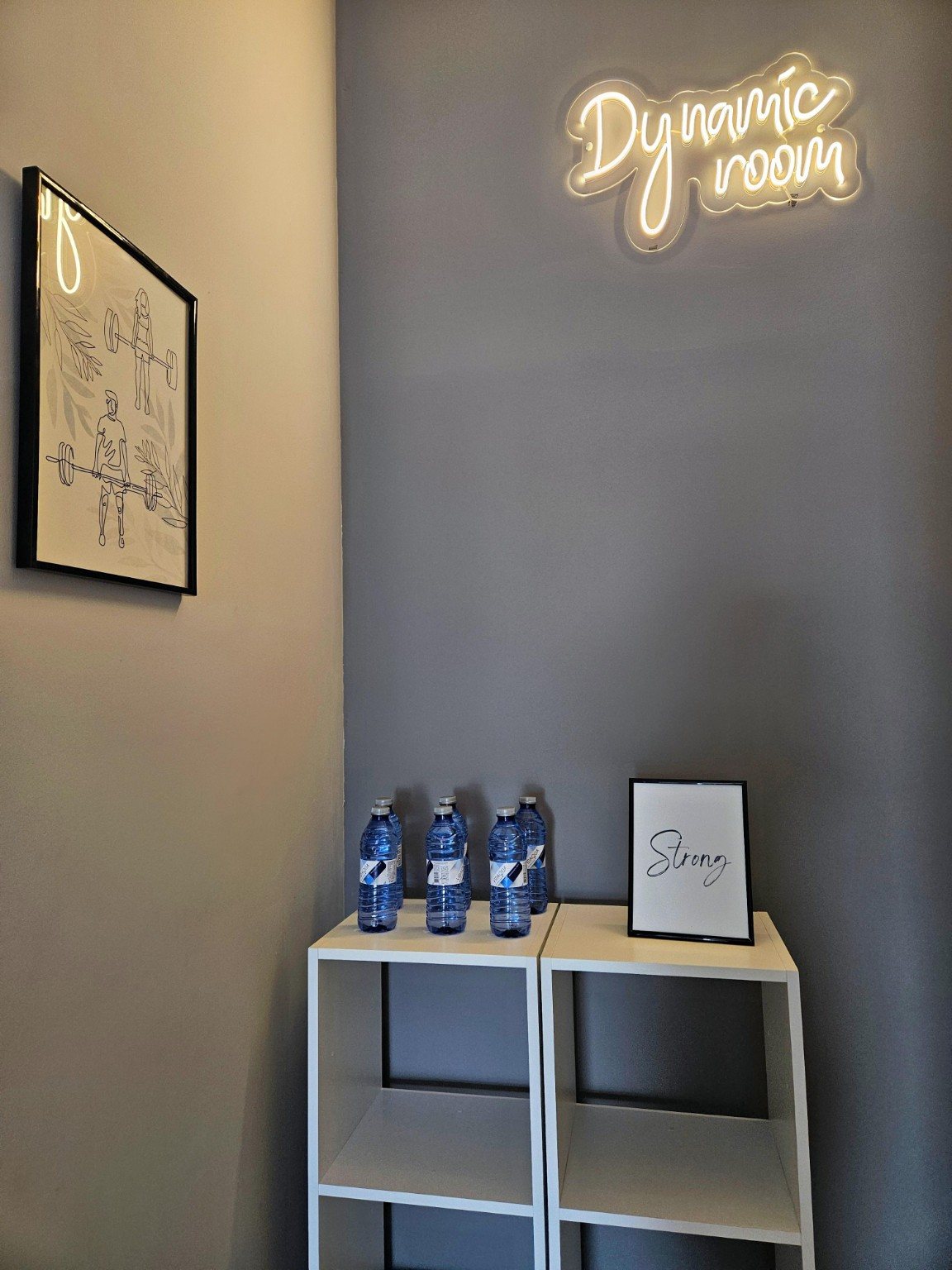 Entrada y detalle de marca Dynamic Room